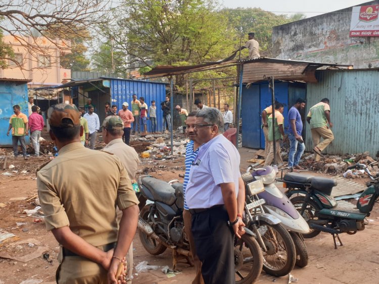 ನವನಗರದಲ್ಲಿ ಅನಧಿಕೃತ ಅಂಗಡಿಗಳ ತೆರವು ಕಾರ್ಯಾಚರಣೆ