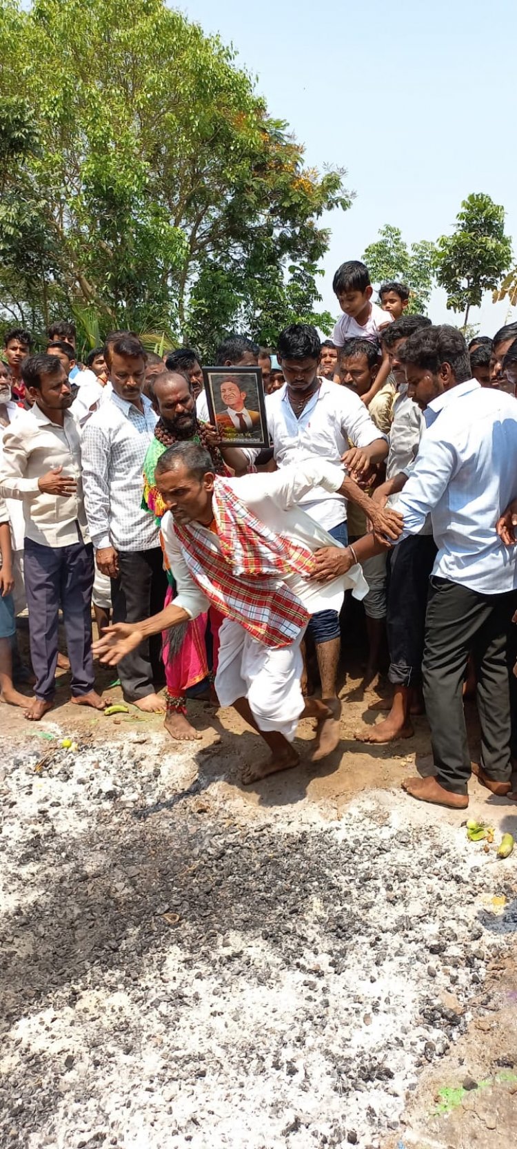 ಅಪ್ಪು ಭಾವಚಿತ್ರ ಹೊತ್ತು ಅಗ್ನಿ ಪ್ರವೇಶ ಮಾಡಿದ ಅಭಿಮಾನಿ