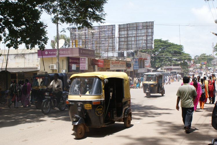 ಶಾಲಾ ಆವರಣದಲ್ಲಿ ವಿದ್ಯಾರ್ಥಿಗಳ ನಡುವೆ ಮಾರಾಮಾರಿ; ಸಾರ್ವಜನಿಕರಲ್ಲಿ ಆತಂಕ