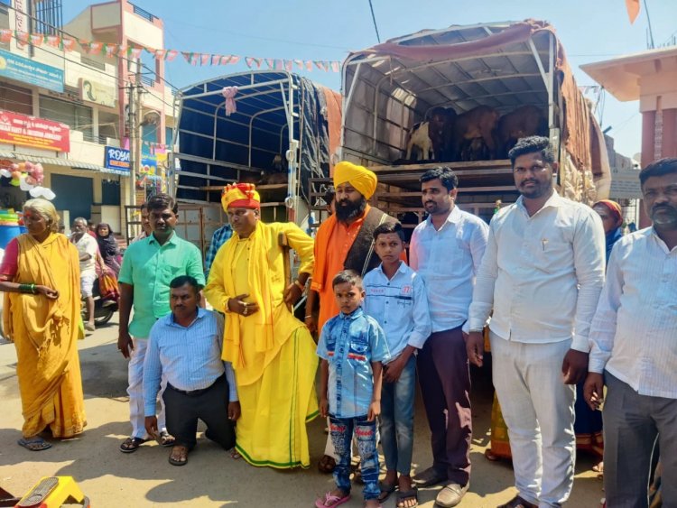 ರೆಡ್ಡಿಗೆ ಕುರಿ ಕೊಡಲು ಹೊರಟಿದ್ದ ಅಭಿಮಾನಿ; ತಡೆದ ಅಧಿಕಾರಿಗಳು