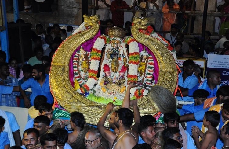 ವಿಜೃಂಭಣೆಯಿಂದ ನಡೆದ ಐತಿಹಾಸಿಕ ಮೇಲುಕೋಟೆ ವೈರಮುಡಿ ಉತ್ಸವ, ಕಣ್ ತುಂಬಿಕೊಂಡ ಲಕ್ಷಾಂತರ ಭಕ್ತಗಣ