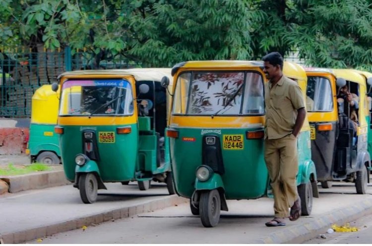 ಆಟೋ ಚಾಲಕರೇ ಎಚ್ಚರ : ಆಟೋ ಮೇಲೆ ರಾಜಕೀಯ ಪಕ್ಷಗಳ ಫೋಟೋ ಹಾಕಿದ್ರೆ ಕೇಸ್!